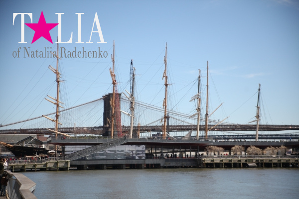 Бруклинский мост, порт и побережье пролива Ист-Ривер. Нижний Манхэттен, Нью-Йорк